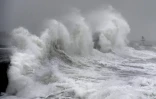 Des vagues se brisent sur une digue à Plobannalec-Lesconil lors le passage de la tempête Ciara, le 9 février 2020 dans le Finistère