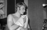 Johnny Hallyday dans sa loge à l'Olympia à Paris, le 26 novembre 1965