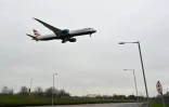 Un avion de la compagnie British Airways au-dessus de l'aéroport de Londres le 14 février 2021