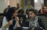 Tahmina Arian (g), 26 ans, et Tahmina Rashiq au premier rassemblement public pour la campagne #WhereIsMyName (où est mon nom) le 16 août 2017 à Kaboul