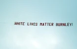 Une banderole "White Lives Matter Burnley" (les vies des Blancs comptent), slogan de l'extrême-droite qui lutte contre le mouvement antiraciste "Black Lives Matter", est tirée par un avion au-dessus du stade de Manchester City, le 22 juin 2020