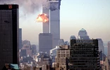 Les tours jumelles du World Trade Center, le 11 septembre 2001 à New York, après avoir été percutées par deux avions détournés par des pirates de l'air d'Al-Qaïda 