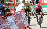 Le Danois Magnus Cort Nielsen dans la montée vers Cullera terme de la 6e étape de La Vuelta, sous la menace du Slovène Primoz Roglic, le 19 août 2021