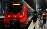 Des voyageurs montant dans un train régional, à la gare de Berlin, le 4 juin 2022