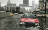 Un taxi englouti par une inondation à Hong Kong le 16 septembre 2018.