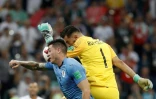 Le défenseur uruguayen Jose Gimenez (g) contré par le gardien portugais Rui Patricio en 8es de finale du Mondial, à Sotchi, le 30 juin 2018
