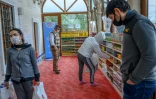 Des habitants démunis d'Istanbul viennent s'approvisionner le 21 avril 2020 à la mosquée Dedeman, transformée en supérette gratuite
