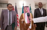 Le ministre saoudien des Affaires étrangères Faisal bin Farhan (c), le représentant de l'armée soudanaise et celui des paramilitaires des Forces de soutien rapide (FSR), le 21 mai 2023 à Jeddah