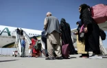 Des passagers montent à bord d'un avion de la compagnie pakistanaise Pia, le 13 septembre 2021 à l'aéroport de Kaboul, en Afghanistan