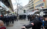 La police disperse des manifestants nationalistes belges qui perturbaient les hommages aux victimes des attentats, le 27 mars 2016 à Bruxelles