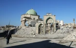 Un Irakien marche près des ruines de la mosquée Al-Nouri dans la Vieille ville de Mossoul, le 8 janvier 2018