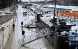 Ici, les quais sont encore praticables à condition de chausser des bottes, à Paris le 22 janvier 2018