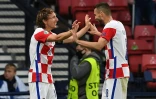 Le milieu de terrain croate Luka Modric (g), félicité par son homologue Mateo Kovacic, après avoir marqué le 2e but contre l&rsquo;Ecosse, lors de la 3e journée du groupe D à l'Euro 2020, le 22 juin 2021 au stade de Wembley à Glasgow 