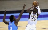 Le N.22 des Pacers Caris LeVert s'apprête à tirer lors d'un match de NBA contre les Rockets, le 14 avril 2021 à Houston au Texas