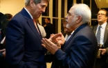 Le secrétaire d'Etat américain John Kerry (g) et le ministre iranien des Affaires étrangères, Mohammad Javad Zarif, le 16 janvier 2016 à Vienne