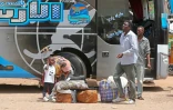 Des Soudanais déplacés arrivent à un arrêt de bus à Khartoum le 22 septembre 2026, alors que des familles retournent dans la capitale