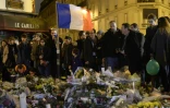 Fleurs et drapeaux tricolores en hommage aux victimes des attentats, le 16 novembre 2015 devant le café Le Carillon rue Bichat à Paris