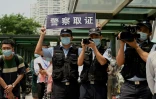 Des policiers devant le siège d'Evergrande, à Shenzhen, le 15 septembre 2021, au troisième jour d'affilée de rassemblement de propriétaires spoliés