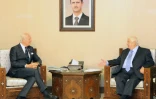L'émissaire de l'ONU Staffan de Mistura (G), lors de sa visite à Damas le 20 novembre 2016, en compagnie de Walid Muallem, le chef de la diplomatie syrienne