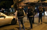 Des forces de sécurité libanaises sécurisent un périmètre autour d'un café de la rue Hamra où un kamikaze a été arrêté quelques minutes avant de se faire exploser, le 22 janvier 2017 à Beyrouth