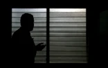 La silhouette d'un avocat qui a souhaité garder l'anonymat lors d'une interview au sujet des procès collectifs à San Salvador, le 9 mars 2026 au Salvador