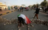 Un manifestant soudanais utilise des pierres pour construire une barricade lors d'un rassemblement dans la capitale Khartoum pour dénoncer le meurtre de 5 lycéens lors d'une manifestation à Al-Obeid (centre) le 29 juillet 2019
