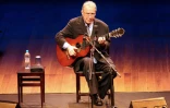 Le chanteur et musicien brésilien Joao Gilberto lors d'un concert à Sao Paulo, le 14 août 2008