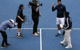 Le tennisman serbe Novak Djokovic présente sa médaille d'or olympique remportée à Paris lors d'un évènement en amont de l'US Open, à New York, le 24 août 2024
