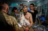 Un soldat ukrainien blessé reçoit des soins dans une antenne médicale près de la ville ukrainienne de Bakhmout, le 4 mai 2023 