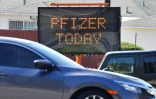 Un panneau devant un centre de vaccination de Los Angeles annonce "Pfizer aujourd'hui" le 3 mai 2021.