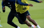 Les défenseurs de l'équipe de France, Benjamin Mendy (g) et Djibril Sidibé, à l'entraînement à Clairefontaine, le 6 juin 2017