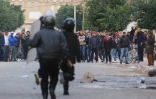 Manifestants face aux forces de l'ordre le 21 janvier 2016 à Kasserine