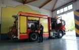 Un pompier du service d'incendie et de secours (SDIS 77) vérifie le fonctionnement d'un véhicule dans la caserne de Ferrières-en-Brie, en Seine-et-Marne, le 10 juillet 2026
