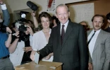 Le politicien autrichien Kurt Waldheim (c) vote pour le premier tour de la présidentielle à laquelle il se présente, le 4 mai 1986 à Vienne