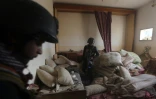 Les forces irakiennes fouillent une maison le 27 décembre 2015 à Ramadi