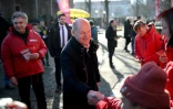 Le chancelier allemand Olaf Scholz (d) rencontre des électeurs alors qu'il fait campagne à Potsdam, la veille des élections législatives, le 22 février 2025 dans l'est de l'Allemagne