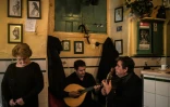 La chanteuse Fernanda Proenca (g) et les guitaristes Paulo Silva (c) et Ze Simoes Ă la maison de fado "A Baiuca", dans le quartier de l'Alfama, le 27 novembre 2020 Ă Lisbonne