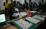 Des délégués du Conseil national électoral (CNE), des membres du bureau du greffier, des avocats et des observateurs participent au dépouillement des votes à Corferias, au lendemain du second tour de l'élection présidentielle, le 22 juin 2026 à Bogota, en Colombie
