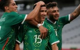 La joie de l'attaquant mexicain Uriel Antuna, félicité par ses coéquipiers, après avoir marqué le 3e but contre la France, lors de leur match (groupe A) du 1er tour aux Jeux Olympiques de Tokyo 2020, le 22 juillet 2021 au Tokyo Stadium