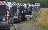 Des gendarmes postés sur une route à Redon, en Ille-et-Vilaine, le 19 juin 2021, pendant une intervention pour disperser une rave party illégale