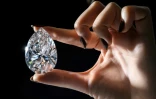 Le diamant blanc "The Rock", présenté à Genève le 6 mai 2022, avant sa mise aux enchères le 11 mai 2022