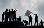 Des manifestants anti-gouvernementaux à Shahbag (Bangladesh), près de Dacca, le 5 août 2024