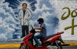 Une peinture murale rendant hommage au médecin vénézuélien Jose Gregorio Hernandez dans une rue de Caracas, le 27 avril 2021