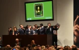 Des employés de chez Christie's reçoivent des offres d'achat par téléphone pour le "Salvator Mundi", attribué au maître italien Léonard de Vinci, à Londres, le 15 novembre 2017