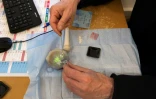Un usager de drogue prépare lui-même un échantillon d'ecstasy pour qu'il soit analysé par le laboratoire du Caarud Beaurepaire à Paris, le 23 janvier 2025