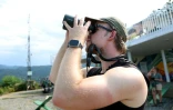 L’ornithologue néerlandais Bart Hoekstra, coprésident de l'organisation Batumi Raptor Count (BRC), observent des rapaces qui migrent par le "goulot d’étranglement de Batoumi", le 22 septembre 2026 à Sakhalvasho, en Géorgie