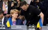 Le président ukrainien Volodymyr Zelensky (d) et la présidente suisse Viola Amherd lors du sommet pour la paix en Ukraine, le 16 juin 2024 à Burgenstock, près de Lucerne, en Suisse