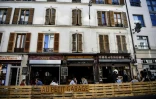 Des personnes prennent un verre à la terrasse élargie d'un bar, le 23 juillet 2020 à Paris