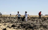 Des équipes de secours récupèrent des corps près de Addis Abeba, le 10 mars 2019 après le crash d'un avion d'Ethiopian Airlines