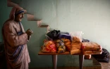Des paquets de nourriture et une statue de Mère Teresa dans une soupe populaire de La Matanza, banlieue pauvre de Buenos Aires, le 12 avril 2021